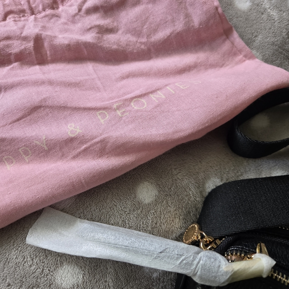 **SOLD** Poppy & Peonies "On The Run" Vegan Leather Belt Bag in black *NWT - Picture 14 of 16